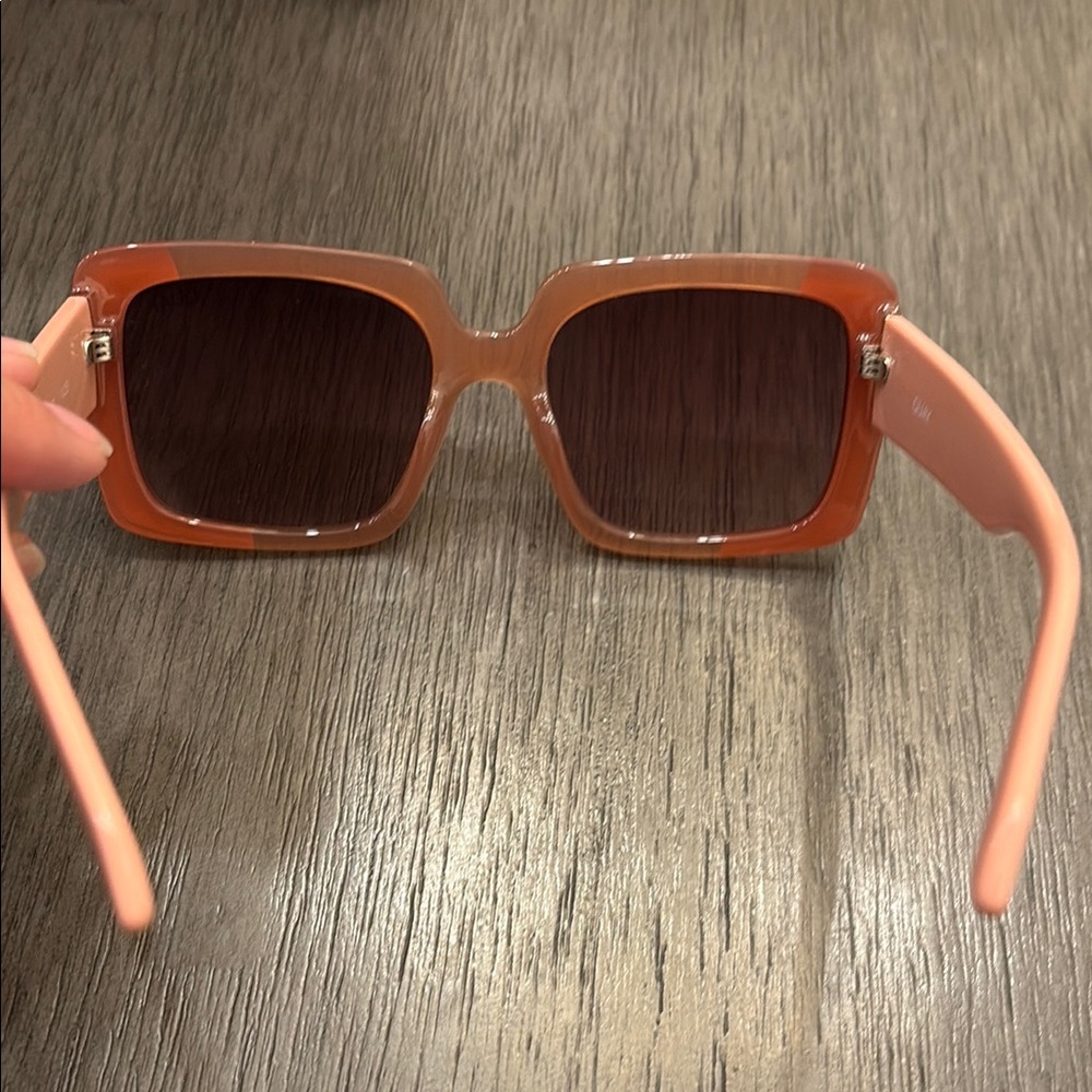 Quay Australia Total Vibe Sunglasses - Milky Pink - Like New! - Picture 5 of 8